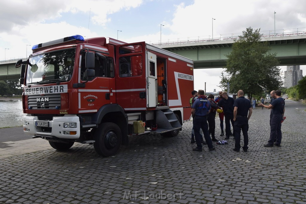 Uebung BF Taucher und Presse Koeln Zoobruecke Rhein P018.JPG - Miklos Laubert